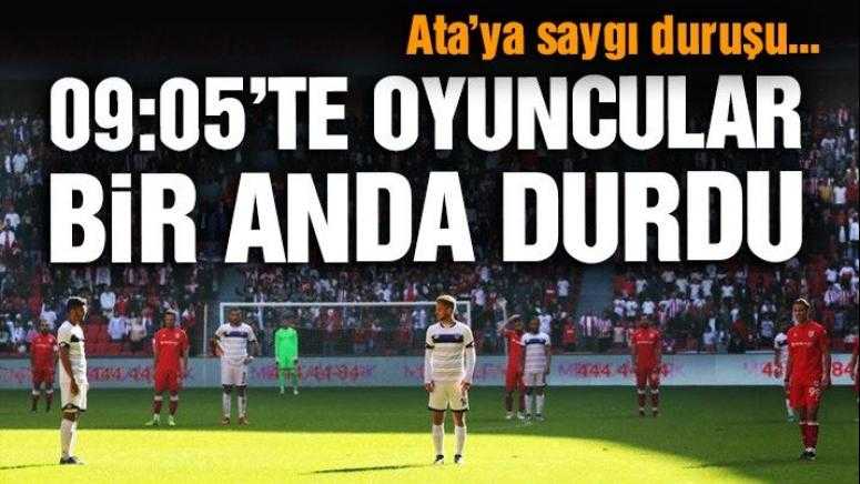 Samsun’da futbolcular maç oynanırken saygı duruşunda bulundu