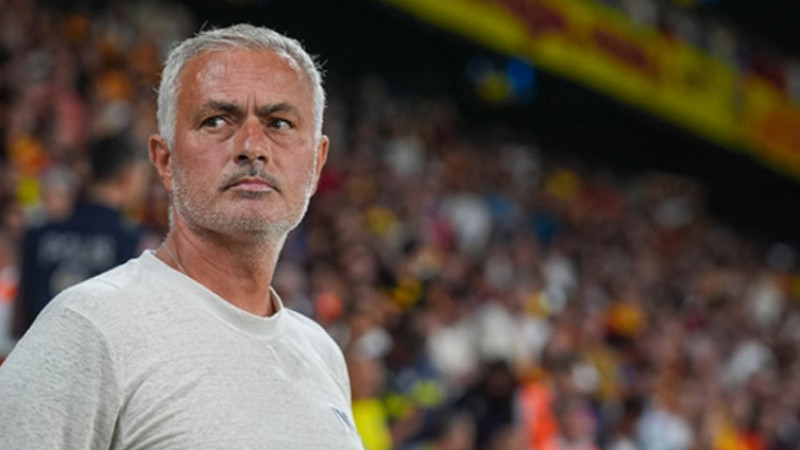 Dünyaca ünlü yıldız Mourinho'ya  gözü kapalı 